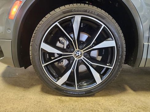 Used 2022 Volkswagen Tiguan SEL R-Line image 9