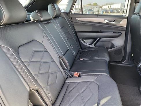Certified 2025 Volkswagen Atlas Cross Sport SE image 18