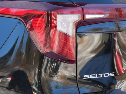 Certified 2024 Kia Seltos EX image 17