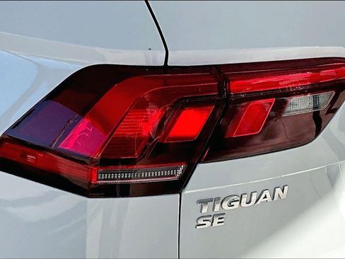 Used 2018 Volkswagen Tiguan SE w/ Panoramic Sunroof Package image 29