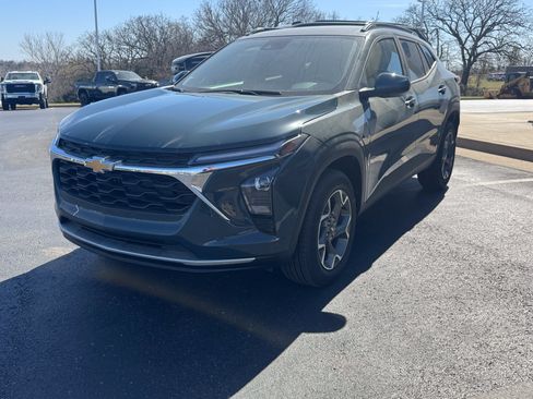 New 2026 Chevrolet Trax LT FWD image 2