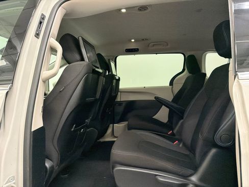 Used 2021 Chrysler Pacifica Touring w/ Uconnect Theater Family Group image 16