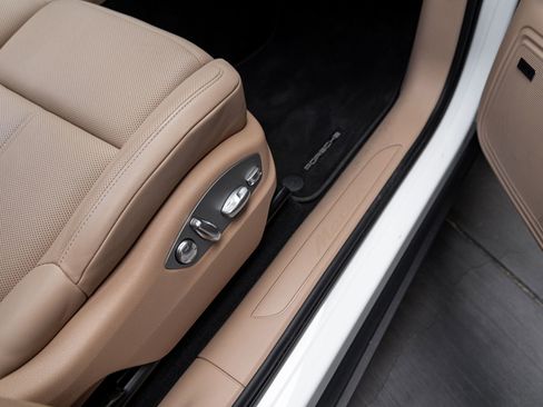 Certified 2025 Porsche Macan AWD/4WD image 37