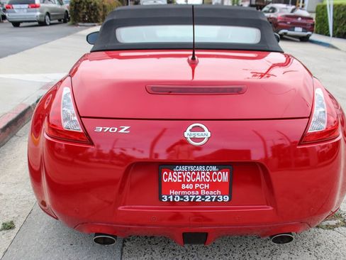Used 2010 Nissan 370Z Touring w/ Sport Pkg RWD image 4