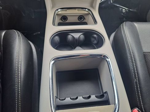 Used 2019 Dodge Grand Caravan SXT FWD image 18