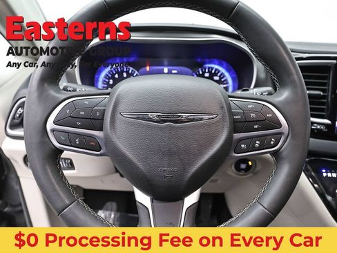 Used 2023 Chrysler Pacifica Touring-L FWD image 10