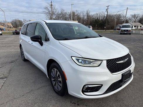 Used 2024 Chrysler Pacifica Select image 10