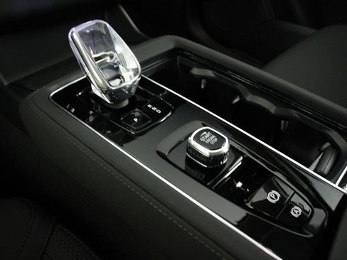 New 2025 Volvo XC90 B6 Core w/ Protection Package Premier image 7