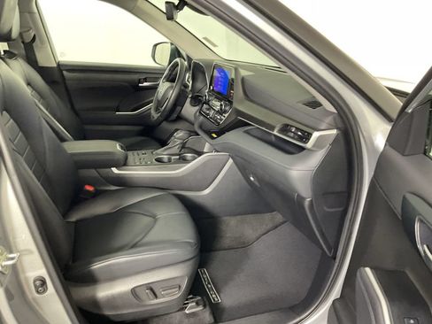 Used 2023 Toyota Highlander XLE AWD/4WD image 28