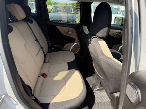 Used 2015 Jeep Renegade Latitude w/ Popular Equipment Group FWD image 9