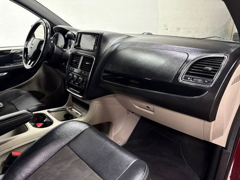 Used 2019 Dodge Grand Caravan SXT image 25