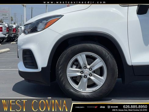 Used 2022 Chevrolet Trax LS w/ Tint and Cruise Package FWD image 11