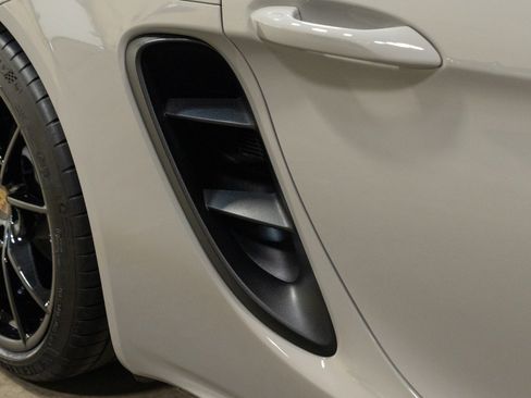 Used 2021 Porsche 718 Boxster RWD image 19