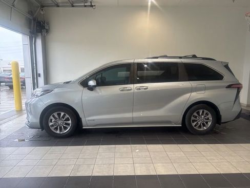 Used 2021 Toyota Sienna XLE FWD image 1