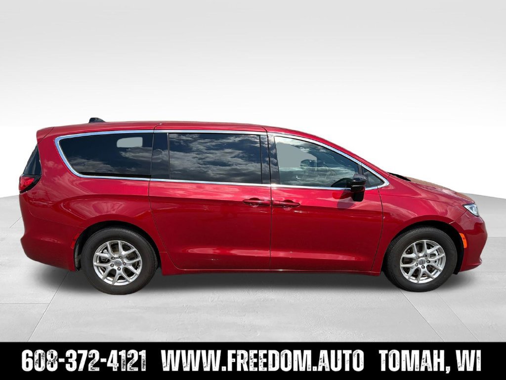 Used 2025 Chrysler Pacifica Select FWD image 12