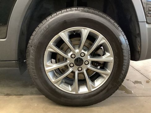 Used 2019 Jeep Cherokee Latitude Plus AWD/4WD image 20