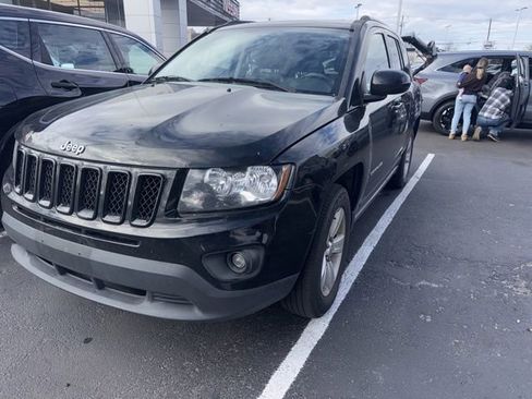 Used 2017 Jeep Compass Latitude image 3