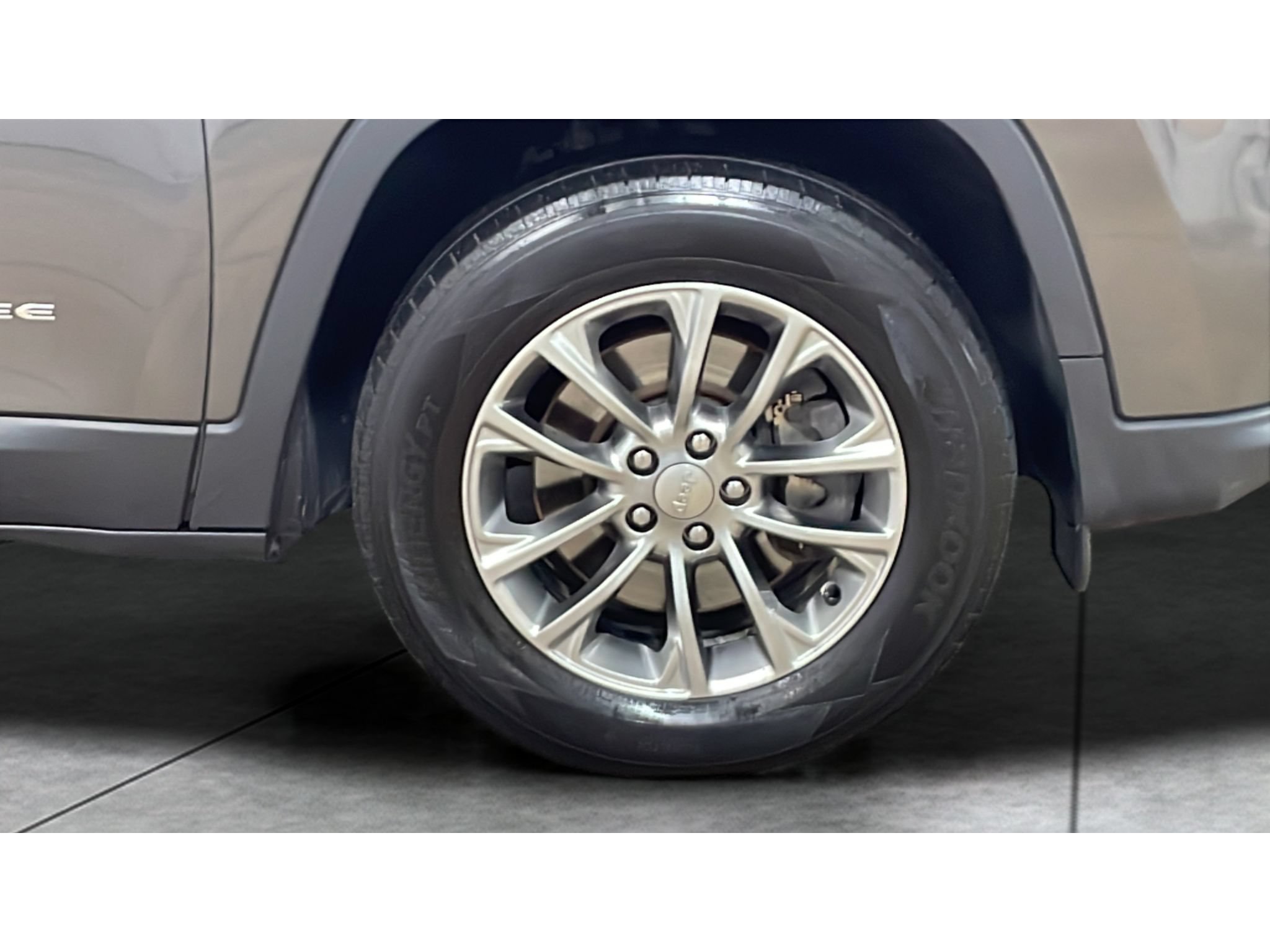 Used 2019 Jeep Cherokee Latitude Plus w/ Cold Weather Group AWD/4WD image 17