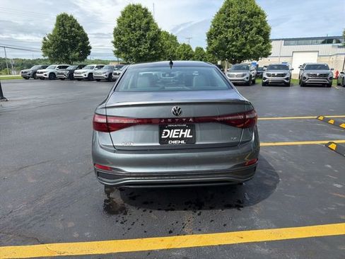 Used 2025 Volkswagen Jetta SE FWD image 3