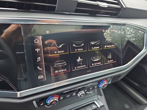 New 2025 Audi Q3 2.0T Premium image 9