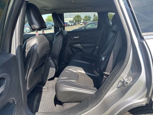 Used 2020 Jeep Cherokee Latitude Plus w/ Cold Weather Group AWD/4WD image 34