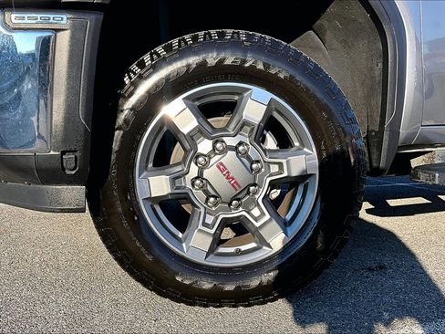 Used 2025 GMC Sierra 2500 SLT w/ SLT Premium Package image 9