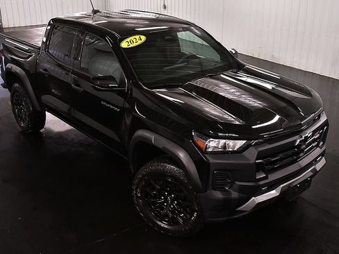 Used 2024 Chevrolet Colorado Trail Boss w/ Technology Package AWD/4WD image 16