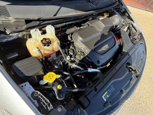 Used 2019 Chrysler Pacifica Touring-L image 24