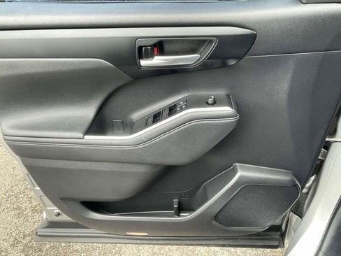 Used 2021 Toyota Highlander XLE AWD/4WD image 28