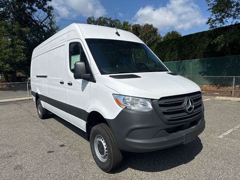Used 2025 Mercedes-Benz Sprinter 2500 image 12