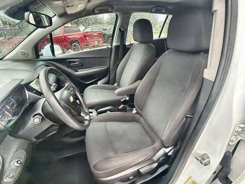 Used 2018 Chevrolet Trax LS FWD image 18