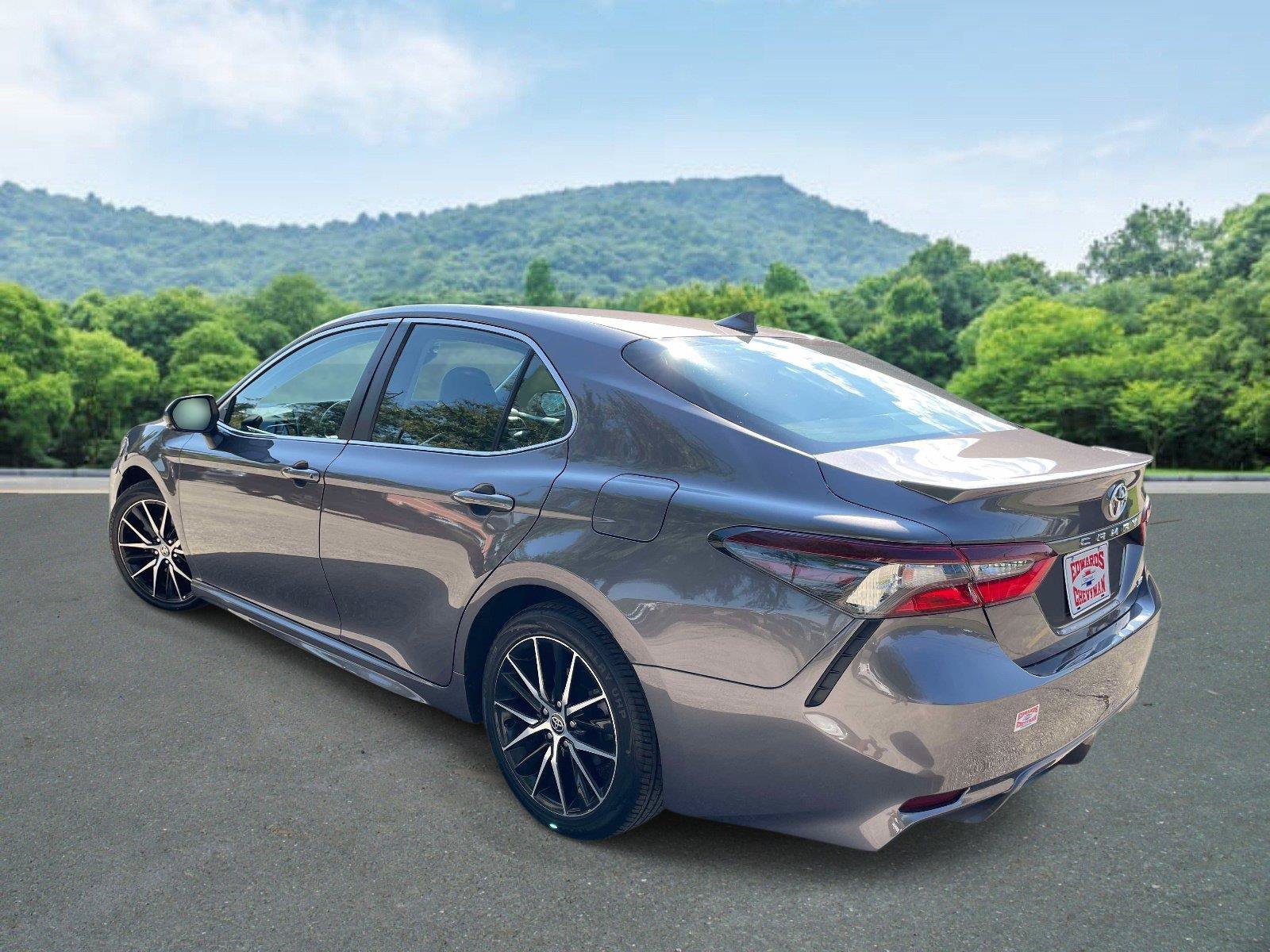 Used 2023 Toyota Camry SE FWD image 5
