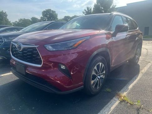 Used 2022 Toyota Highlander XLE AWD/4WD image 1