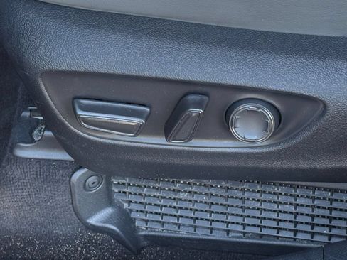 Used 2025 Toyota Sienna XLE FWD image 19