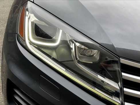 Used 2016 Volkswagen Touareg Sport image 27