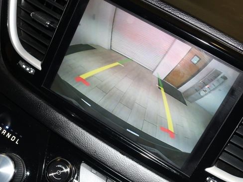 Used 2023 Chrysler Pacifica Touring-L image 28