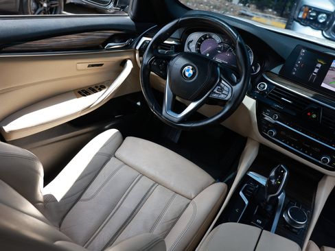 Used 2019 BMW 530i w/ Convenience Package RWD image 24
