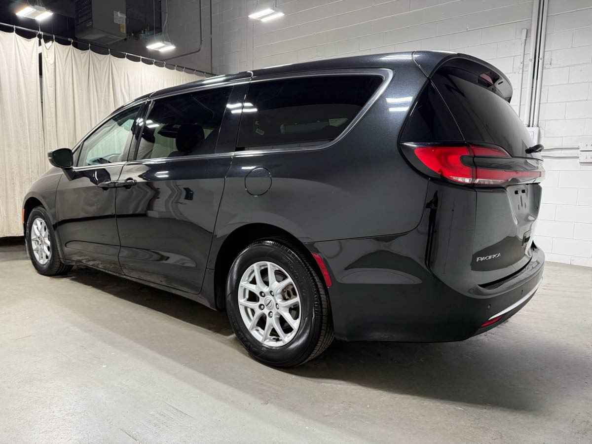 Used 2023 Chrysler Pacifica Touring-L FWD image 5