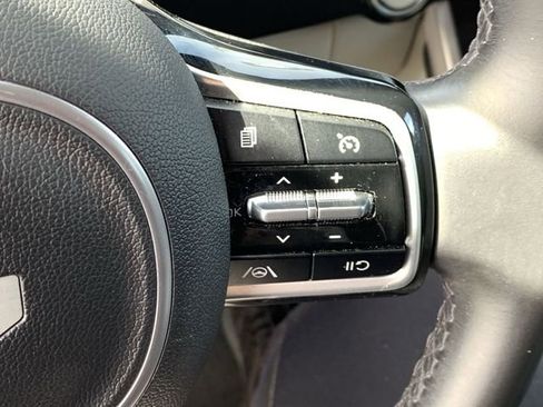 Used 2022 Kia Carnival LX image 28