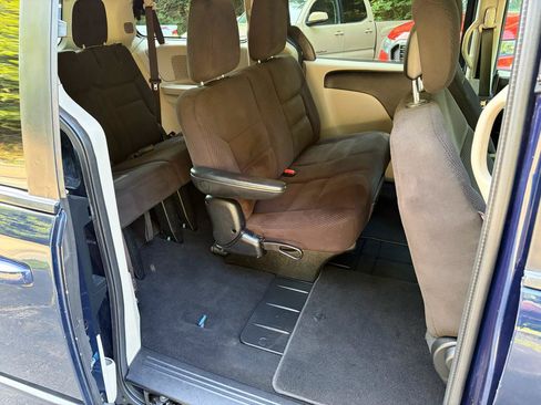 Used 2017 Dodge Grand Caravan SE w/ UConnect Hands-Free Group FWD image 12