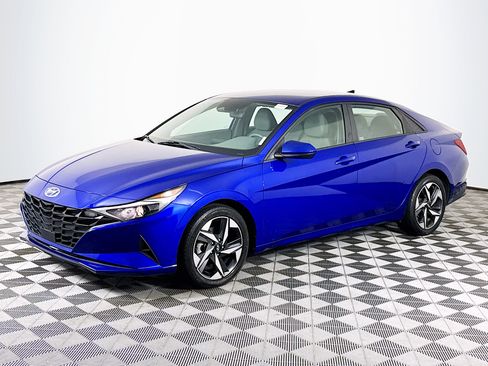 Used 2023 Hyundai Elantra SEL w/ Convenience Package FWD image 4
