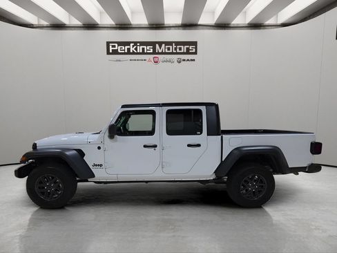 Certified 2025 Jeep Gladiator Sport AWD/4WD image 2