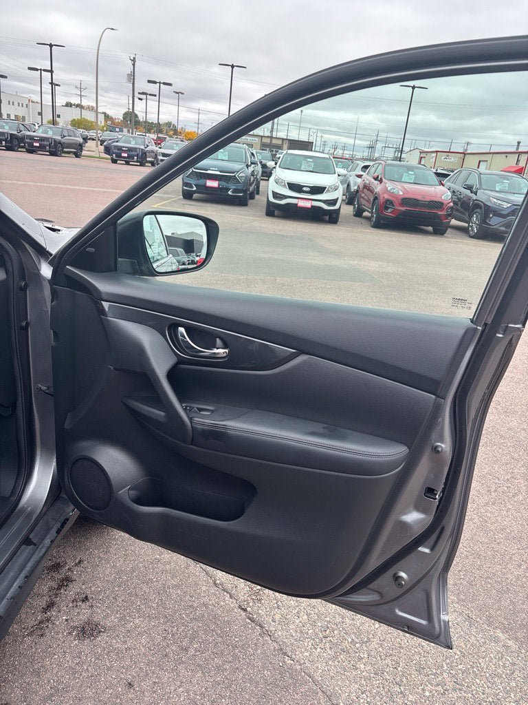 Used 2017 Nissan Rogue SV AWD/4WD image 15