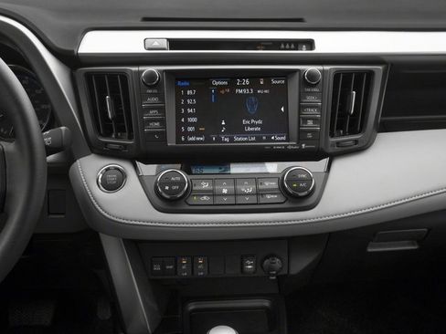 Used 2018 Toyota RAV4 SE FWD image 11
