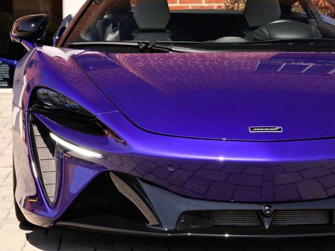 Used 2023 McLaren Artura RWD image 6