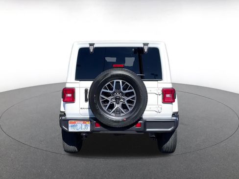 Used 2025 Jeep Wrangler Sahara image 12
