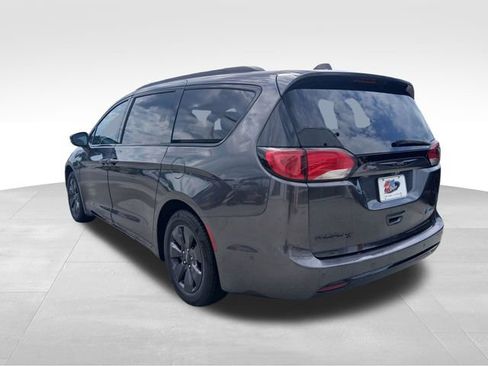 Used 2020 Chrysler Pacifica Limited w/ Quick Oder Package 2EV RED-S FWD image 3