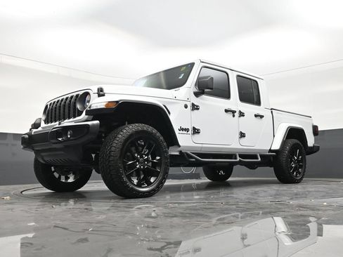 Used 2025 Jeep Gladiator Sport AWD/4WD image 21