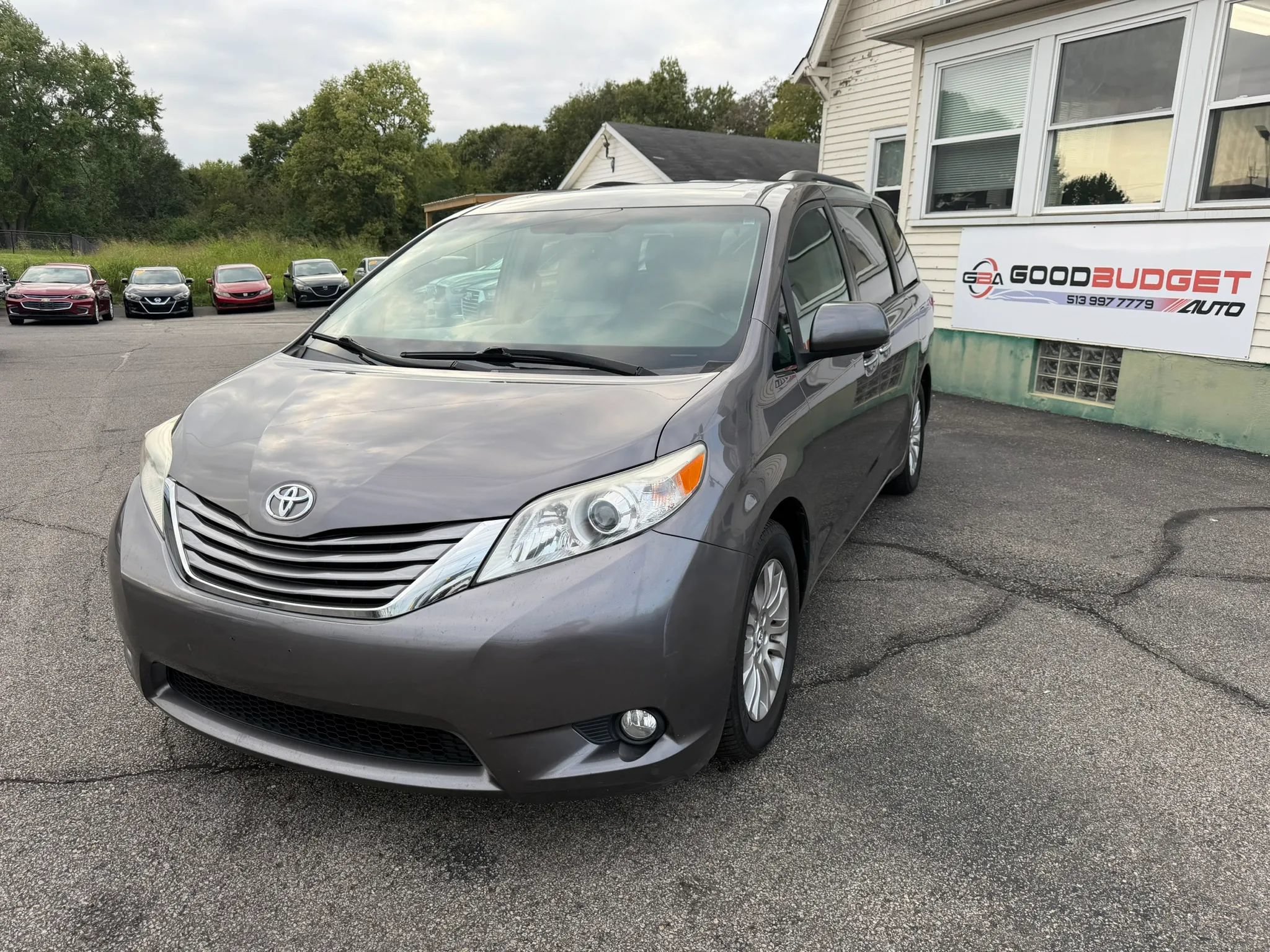Used 2017 Toyota Sienna XLE Premium FWD image 1