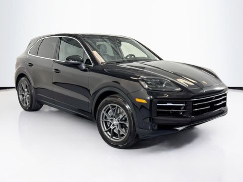 Used 2025 Porsche Cayenne image 7